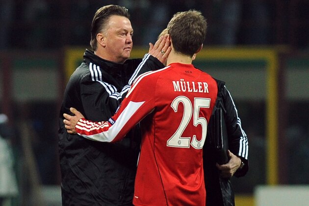 MILAN, ITALY - FEBRUARY 23:  FC Bayern Muenchen head coach Louis van Gaal (L) and Thomas Mueller celebrate their victory at the end of the UEFA Champions League round of 16 first leg match between Inter Milan v FC Bayern Muenchen on February 23, 2011 in Milan, Italy.  (Photo by Valerio Pennicino/Getty Images)