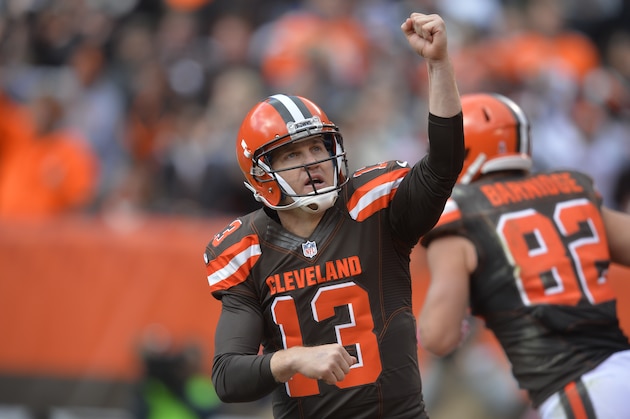 Cleveland Browns quarterback Josh McCown celebrates a 14-yard touchdown pass to Cleveland Browns tight end Gary Barnidge during the second half of an NFL football game Sunday, Oct. 18, 2015, in Cleveland. (AP Photo/David Richard)
