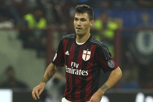 MILAN, ITALY - SEPTEMBER 13:  Alessio Romagnoli of AC Milan in action during the Serie A match between FC Internazionale Milano and AC Milan at Stadio Giuseppe Meazza on September 13, 2015 in Milan, Italy.  (Photo by Marco Luzzani/Getty Images)