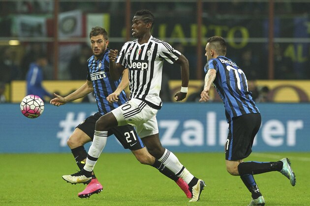 MILAN, ITALY - OCTOBER 18:  Paul Pogba (C) of Juventus FC competes for the ball with Davide Santon (L) and Marcelo Brozovic (R) of FC Internazionale Milano during the Serie A match between FC Internazionale Milano and Juventus FC at Stadio Giuseppe Meazza on October 18, 2015 in Milan, Italy.  (Photo by Marco Luzzani/Getty Images)