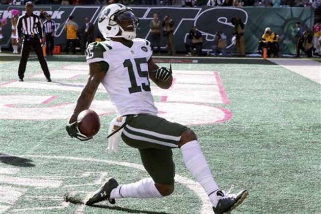 Brandon Marshall, receptor de los Jets de Nueva York, anota tras recibir un pase de Ryan Fitzpatrick, durante el partido del domingo 18 de octubre de 2015, ante los Redskins de Nueva York  (AP Foto/Gary Hershorn)