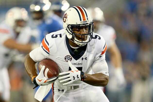 LEXINGTON, KY - OCTOBER 15:   Ricardo Louis #5 of the Auburn Tigers runs with the ball against the Kentucky Wildcats at Commonwealth Stadium on October 15, 2015 in Lexington, Kentucky.  (Photo by Andy Lyons/Getty Images)
