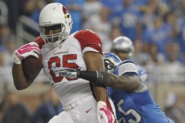 DETROIT, MI - OCTOBER 11: Darren Fells #85 of the Arizona Cardinals catches a second quarter touchdown while being defended by Stephen Tulloch #55 of the Detroit Lions at Ford Field on October 11, 2015 in Detroit, Michigan. (Photo by Gregory Shamus/Getty Images)