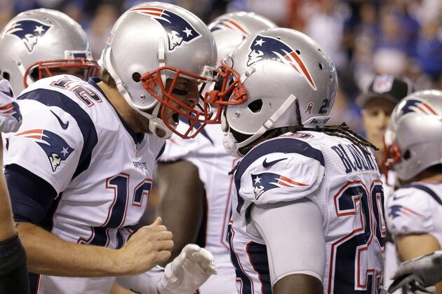 El quarterback Tom Brady (izquierda) festeja con el corredor LeGarrette Blount, tras conseguir un touchdown en el encuentro del domingo 18 de octubre de 2015 frente a los Colts de Indianápolis  (AP Foto/John Minchillo)