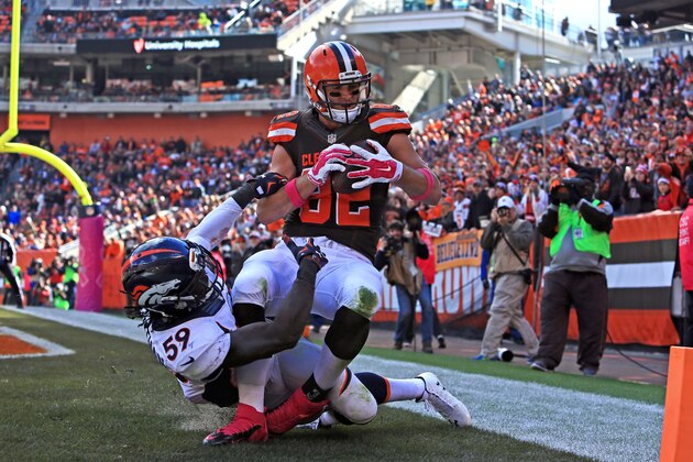 CLEVELAND, OH - OCTOBER 18: Tight end Gary Barnidge #82 of the Cleveland Browns catches a pass for a touchdown while being defended by inside linebacker Danny Trevathan #59 of the Denver Broncos during the third quarter at Cleveland Browns Stadium on October 18, 2015 in Cleveland, Ohio.  (Photo by Andrew Weber/Getty Images)