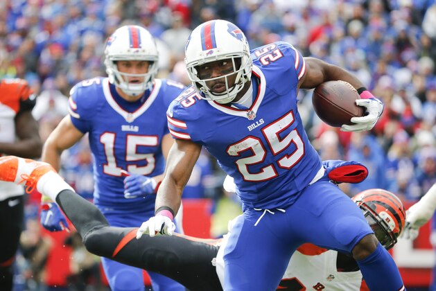 Buffalo Bills running back LeSean McCoy (25) runs the ball during the first half of an NFL football game against the Cincinnati Bengals on Sunday, Oct. 18, 2015, in Orchard Park, N.Y. (AP Photo/Bill Wippert)
