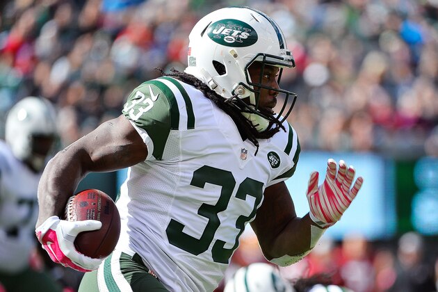 EAST RUTHERFORD, NJ - OCTOBER 18:  Chris Ivory #33 of the New York Jets runs the ball during the second quarter against the Washington Redskins at MetLife Stadium on October 18, 2015 in East Rutherford, New Jersey.  (Photo by Alex Goodlett/Getty Images)