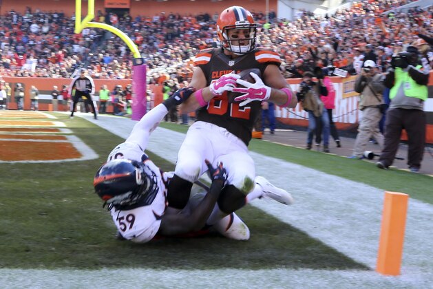 Cleveland Browns tight end Gary Barnidge catches an 11-yard pass over Denver Broncos inside linebacker Danny Trevathan (59) during the second half of an NFL football game against the Denver Broncos, Sunday, Oct. 18, 2015, in Cleveland. (AP Photo/Aaron Josefczyk)