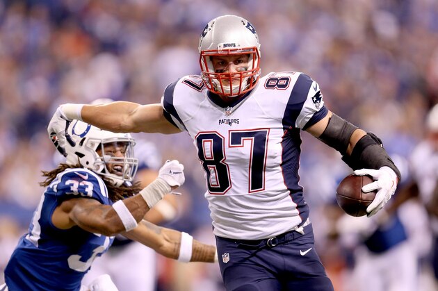 INDIANAPOLIS, IN - OCTOBER 18:  Rob Gronkowski #87 of the New England Patriots runs for a touchdown against the Indianapolis Colts at Lucas Oil Stadium on October 18, 2015 in Indianapolis, Indiana.  (Photo by Andy Lyons/Getty Images)