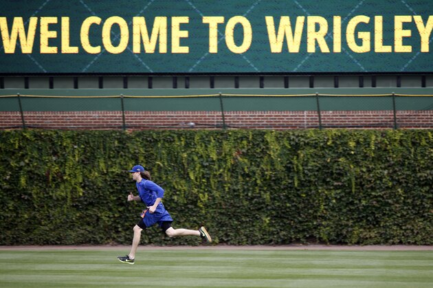 New York Mets starting pitcher Jacob deGrom runs Monday, Oct. 19, 2015, during a team workout in preparation for Tuesday's Game 3 in baseball's National League Championship Series against the Chicago Cubs in Chicago. (AP Photo/Charles Rex Arbogast)