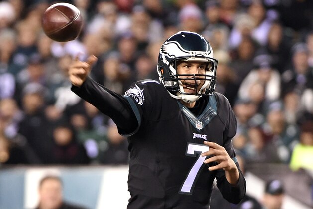 Oct 19, 2015; Philadelphia, PA, USA; Philadelphia Eagles quarterback Sam Bradford (7) throws a pass during the fourth quarter against the New York Giants at Lincoln Financial Field. The Eagles defeated the Giants, 27-7. Mandatory Credit: Eric Hartline-USA TODAY Sports