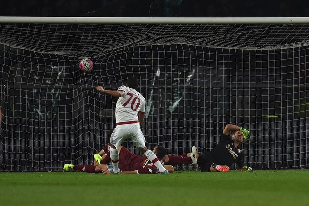 TURIN, ITALY - OCTOBER 17:  Carlos Bacca (C) of AC Milan scores the opening goal during the Serie A match between Torino FC and AC Milan at Stadio Olimpico di Torino on October 17, 2015 in Turin, Italy.  (Photo by Valerio Pennicino/Getty Images)