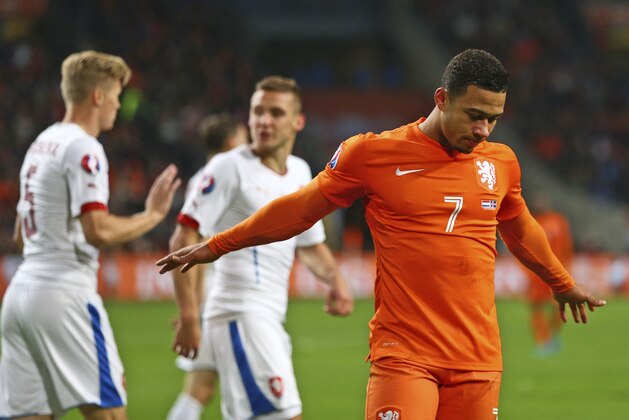 Netherlands' Memphis Depay, right, gestures after missing a chance to score during the Euro 2016 qualifying match between the Netherlands and the Czech Republic, at the ArenA stadium, in Amsterdam, Netherlands, Tuesday, Oct. 13, 2015. (AP Photo/Peter Dejong)