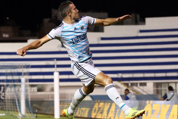 Robin van Persie of Fernerbahce celebrates his goal against Atromitos during a Europa League soccer first leg playoff match between Atromitos FC and Fenerbahce SK in Athens, Thursday, Aug. 20, 2015. (Nikos Vichos/InTime Sports via AP) GREECE OUT