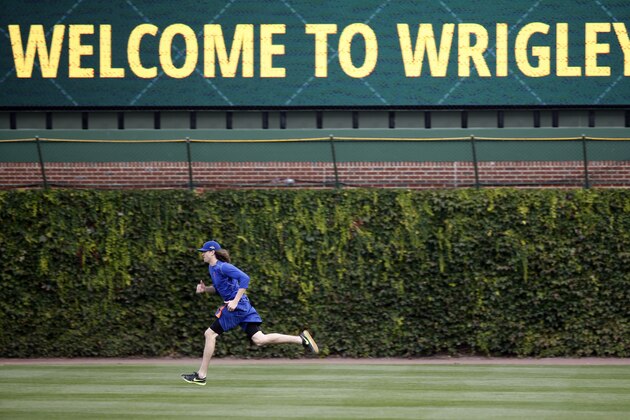 New York Mets starting pitcher Jacob deGrom runs Monday, Oct. 19, 2015, during a team workout in preparation for Tuesday's Game 3 in baseball's National League Championship Series against the Chicago Cubs in Chicago. (AP Photo/Charles Rex Arbogast)