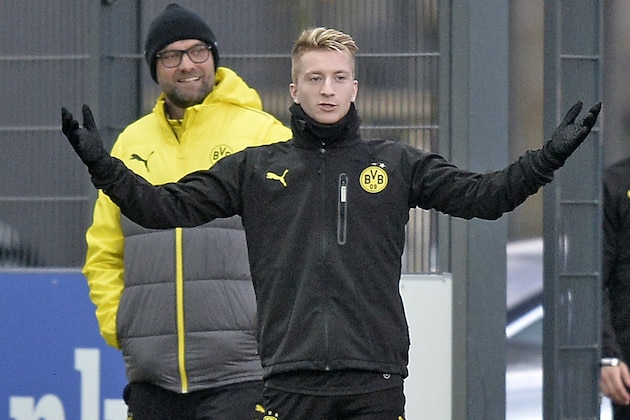 Dortmund's Marco Reus gestures in front of head coach Juergen Klopp during a training session prior the Champions League Group F soccer match between Borussia Dortmund and SSC Napoli in Dortmund, Germany, Monday, Nov. 25, 2013. (AP Photo/Martin Meissner)