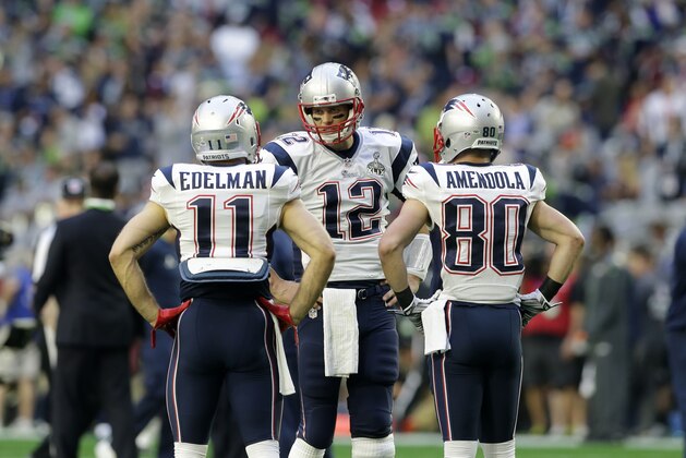 New England Patriots' Tom Brady (12) talks to Julian Edelman (11) and Danny Amendola (80) before the NFL Super Bowl XLIX football game Sunday, Feb. 1, 2015, in Glendale, Ariz. (AP Photo/Patrick Semansky)