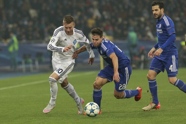 Dynamo's Andriy Yarmolenko, left, and Chelsea's Cesar Azpilicueta struggle for the ball during the Champions League Group G soccer match between Dynamo Kiev and Chelsea FC in Kiev, Ukraine, Tuesday, Oct. 20, 2015. (AP Photo/Sergei Chuzavkov)