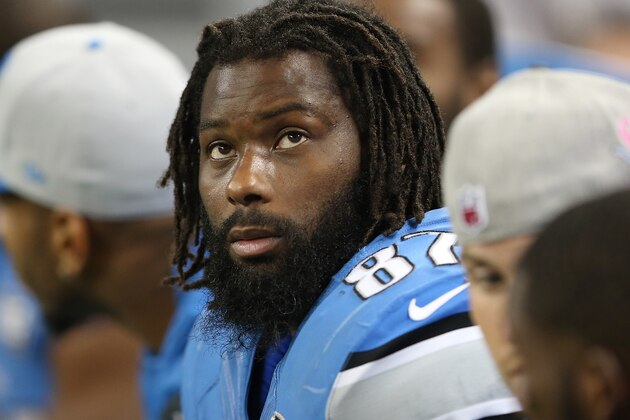 DETROIT MI - OCTOBER 11: Tight end Brandon Pettigrew #87 of the Detroit Lions  watches the action from the side lines during the fourth quarter of the game against the Arizona Cardinals on October 11, 2015 at Ford Field in Detroit, Michigan. The Cardinals defeated the Lions 42-17.  (Photo by Leon Halip/Getty Images)