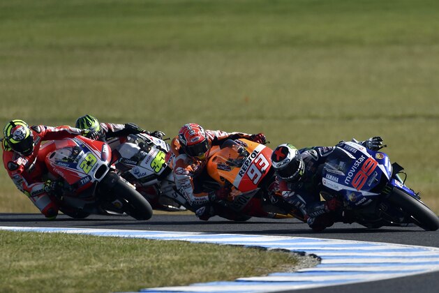Movistar Yamaha MotoGP rider Jorge Lorenzo (R) of Spain leads Repsol Honda Team rider Marc Marquez (2nd R) of Spain during the MotoGP Australian Grand Prix at Phillip Island on October 18, 2015. AFP PHOTO / Saeed KHAN
IMAGE STRICTLY RESTRICTED TO EDITORIAL USE - STRICTLY NO COMMERCIAL USE        (Photo credit should read SAEED KHAN/AFP/Getty Images)