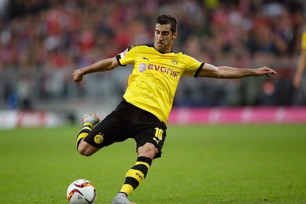 MUNICH, GERMANY - OCTOBER 04:  Henrikh Mkhitaryan of Borussia Dortmund runs with the ball during the Bundesliga match between FC Bayern Muenchen and Borussia Dortmund at Allianz Arena on October 4, 2015 in Munich, Germany.  (Photo by Boris Streubel/Getty Images)