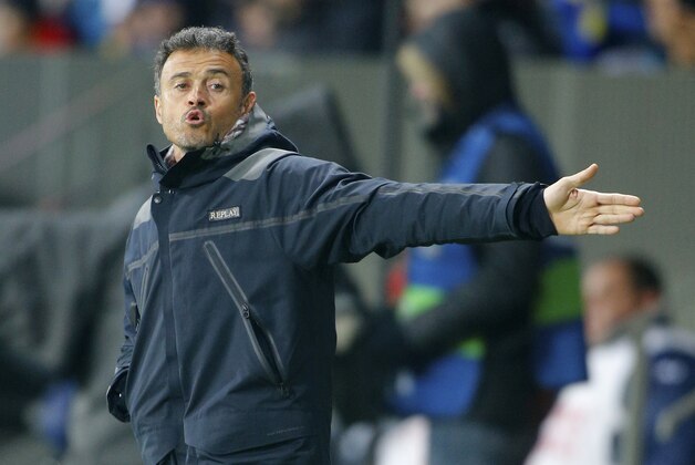 Barcelona's head coach Luis Enrique shouts instructions during a  Champions League group E soccer match between BATE Borisov and Barcelona in Borisov, Belarus,Tuesday, Oct. 20, 2015. (AP Photo/Sergei Grits)