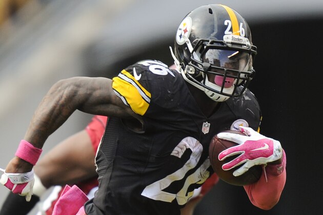 Pittsburgh Steelers running back Le'Veon Bell (26) runs the ball in the second half of an NFL football game against the Arizona Cardinals, Sunday, Oct. 18, 2015 in Pittsburgh. The Steelers won 25-13. (AP Photo/Don Wright)