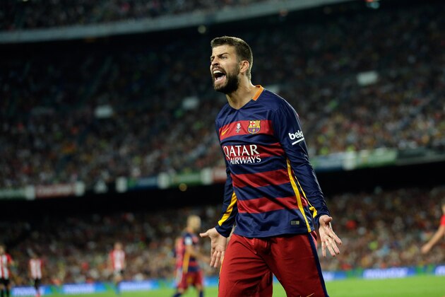 Barcelona's Gerard Pique gestures towards the linesman during a second leg Spanish Super Cup soccer match between FC Barcelona and Athletic Bilbao at the Camp Nou stadium in Barcelona, Spain, Monday, Aug.17, 2015. (AP Photo/Manu Fernandez)