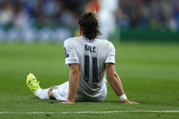 Real Madrid's Gareth Bale sits before leaving the pitch during a Group A Champions League soccer match between Real Madrid and Shakhtar Donetsk at the Santiago Bernabeu stadium in Madrid, Spain, Tuesday, Sept. 15, 2015. (AP Photo/Francisco Seco)