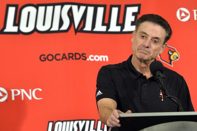 El entrenador de la universidad de Louisville, Rick Pitino, durante una conferencia de prensa del 3 de octubre de 2015 en Louisville, Kentucky. (AP Photo/Timothy D. Easley)