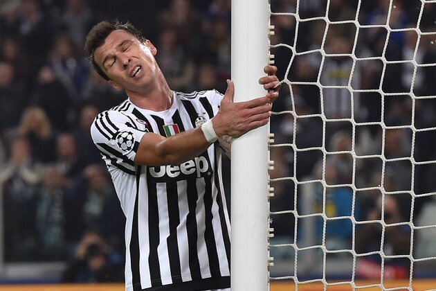 TURIN, ITALY - OCTOBER 21:  Mario Mandzukic of Juventus reacts during the UEFA Champions League group stage match between Juventus and VfL Borussia Moenchengladbach at Juventus Arena on October 21, 2015 in Turin, Italy.  (Photo by Valerio Pennicino/Getty Images)