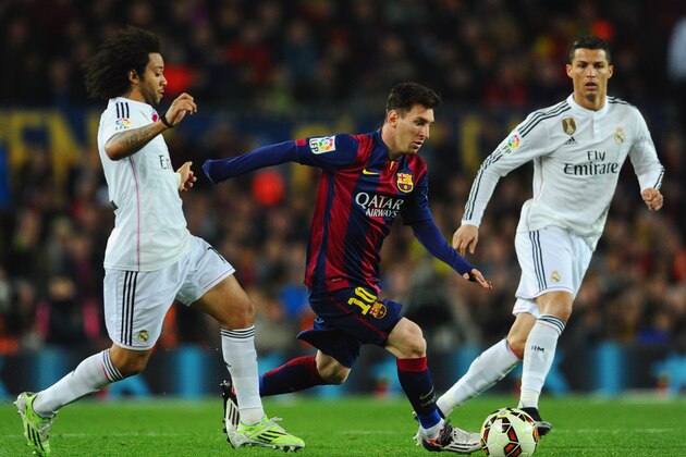 BARCELONA, SPAIN - MARCH 22:  Lionel Messi of Barcelona goes between Marcelo and Cristiano Ronaldo of Real Madrid CF  during the La Liga match between FC Barcelona and Real Madrid CF at Camp Nou on March 22, 2015 in Barcelona, Spain.  (Photo by David Ramos/Getty Images)