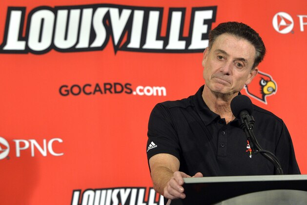 El entrenador de la universidad de Louisville, Rick Pitino, durante una conferencia de prensa del 3 de octubre de 2015 en Louisville, Kentucky. (AP Photo/Timothy D. Easley)