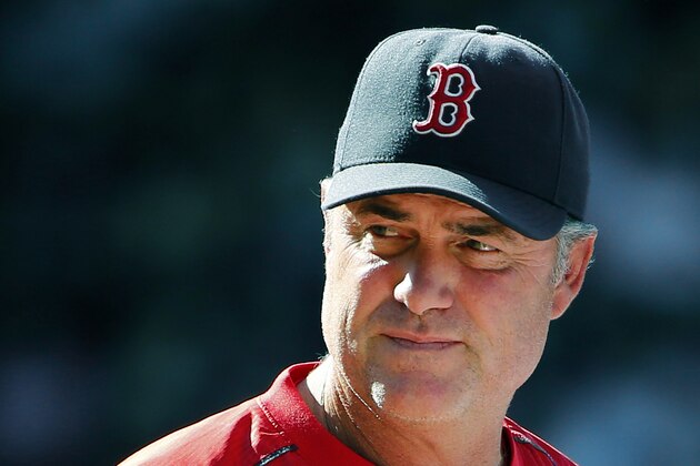 ARCHIVO - En imagen del 2 de agosto de 2015, el manager de los Medias Rojas de Boston John Farrell observa las acciones del partido ante los Rays en Fenway Park de Boston. Los Medias Rojas anunciaron el domingo 4 de octubre que Farrell regresará como manager del equipo para la próxima temporada tras atender un cáncer. (AP Photo/Winslow Townson, archivo)