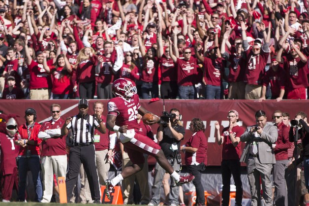 PHILADELPHIA, PA - OCTOBER 10: Ryquell Armstead #25 of the Temple Owls scores a touchdown against the Tulane Green Wave on October 10, 2015 at Lincoln Financial field in Philadelphia, Pennsylvania. The Owls defeated the Green Wave 49-10. (Photo by Mitchell Leff/Getty Images)