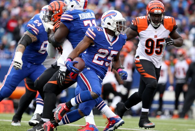 Oct 18, 2015; Orchard Park, NY, USA; Buffalo Bills running back LeSean McCoy (25) runs the ball during the second half against the Cincinnati Bengals at Ralph Wilson Stadium. Bengals beat the Bills 34 to 21. Mandatory Credit: Timothy T. Ludwig-USA TODAY Sports Oct 18, 2015; Orchard Park, NY, USA; Buffalo Bills running back LeSean McCoy (25) runs the ball during the second half against the Cincinnati Bengals at Ralph Wilson Stadium. Bengals beat the Bills 34 to 21. Mandatory Credit: Timothy T. Ludwig-USA TODAY Sports