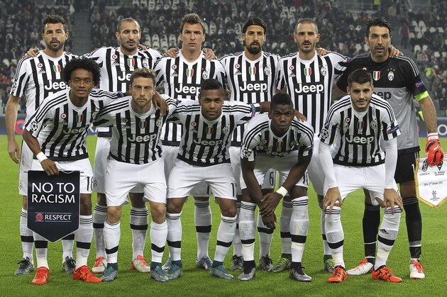 TURIN, ITALY - OCTOBER 21:  The Juventus FC players line-up with No to Racism Pennant before the UEFA Champions League group stage match between Juventus and VfL Borussia Moenchengladbach at Juventus Arena on October 21, 2015 in Turin, Italy.  (Photo by Marco Luzzani/Getty Images)