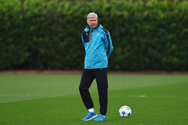 ST ALBANS, ENGLAND - OCTOBER 19:  Arsene Wenger, manager of Arsenal looks on during an Arsenal training session ahead of the UEFA Champions League match against Bayern Munich at London Colney on October 19, 2015 in St Albans, England.  (Photo by Shaun Botterill/Getty Images)