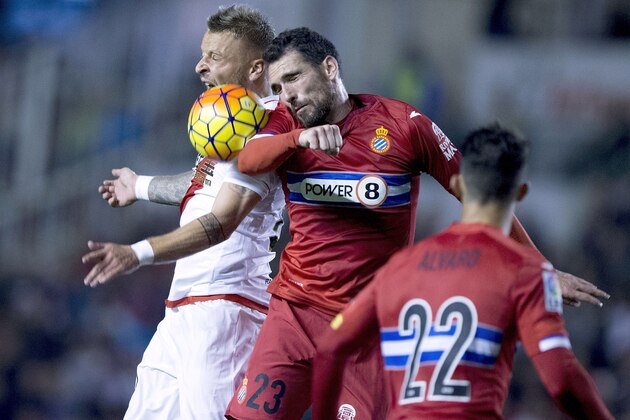 MADRID, SPAIN - OCTOBER 23: Patrick Ebert alias Ebi (L) of Rayo Vallecano de Madrid clashes with Anaitz Arbilla Zabala (R) of RCD Espanyol as they compete for the ball during the La Liga match between Rayo Vallecano de Madrid and RCD Espanyol at Estadio de Vallecas on October 23, 2015 in Madrid, Spain.  (Photo by Gonzalo Arroyo Moreno/Getty Images)