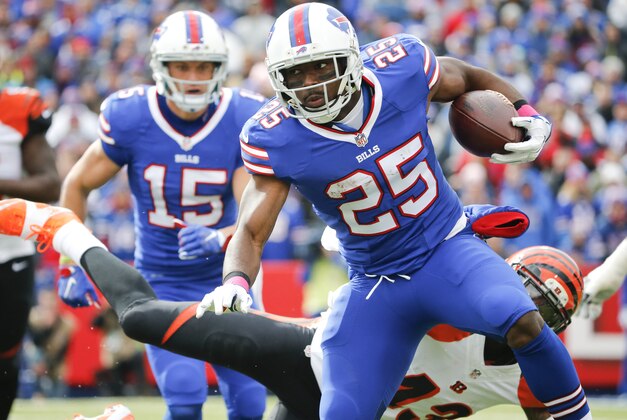 Buffalo Bills running back LeSean McCoy (25) runs the ball during the first half of an NFL football game against the Cincinnati Bengals on Sunday, Oct. 18, 2015, in Orchard Park, N.Y. (AP Photo/Bill Wippert)