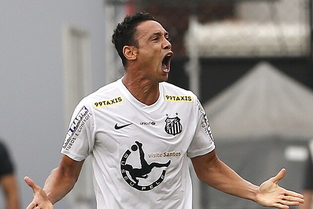Santos' Ricardo Oliveira celebrates after scoring against Palmeiras during the Sao Paulo state championship final soccer match in Santos, Brazil, Sunday, May 3, 2015. (AP Photo/Andre Penner)
