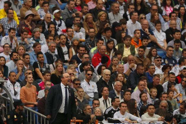 Real Madrid's headcoach Rafael Benitez, left, shouts instructions during a Spanish La Liga soccer match between Real Madrid and Levante at the Santiago Bernabeu stadium in Madrid, Spain, Saturday, Oct. 17, 2015. (AP Photo/Daniel Ochoa de Olza)