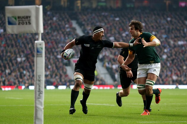 LONDON, ENGLAND - OCTOBER 24:  Jerome Kaino of the New Zealand All Blacks hands of Lodewyk De Jager of South Africa as runs in the opening try during the 2015 Rugby World Cup Semi Final match between South Africa and New Zealand at Twickenham Stadium on October 24, 2015 in London, United Kingdom.  (Photo by David Rogers/Getty Images)