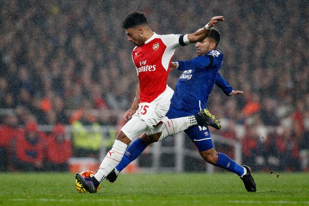 LONDON, ENGLAND - OCTOBER 24: Alex Oxlade-Chamberlain of Arsenal and Aaron Lennon of Everton compete for the ball during the Barclays Premier League match between Arsenal and Everton at Emirates Stadium on October 24, 2015 in London, England.  (Photo by Dean Mouhtaropoulos/Getty Images)