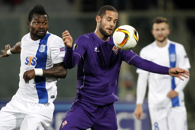 Fiorentina's Mario Suarez is challenged by Lech Poznan's Abvdul Aziz Tetteh, left, during an  Europa League Group I match between Fiorentina and Lech Poznan , at the Artemio Franchi stadium in Florence, Italy, Thursday,  Oct.  22 , 2015.  (AP Photo/Fabrizio Giovannozzi)