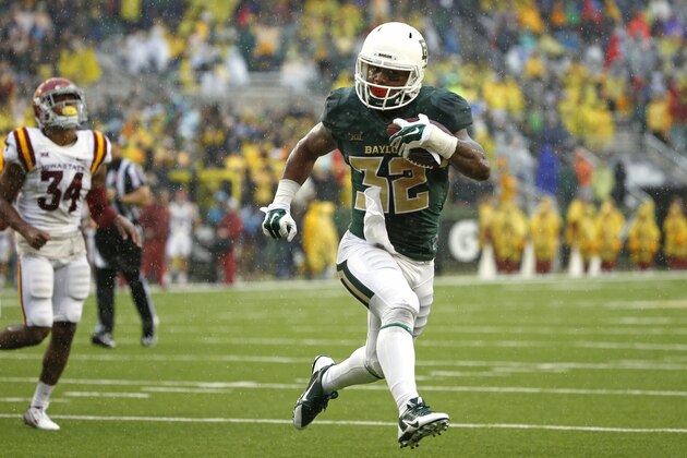 WACO, TX - OCTOBER 24:  Shock Linwood #32 of the Baylor Bears runs for a touchdown against Nigel Tribune #34 of the Iowa State Cyclones the first quarter at McLane Stadium on October 24, 2015 in Waco, Texas. (Photo by Ron Jenkins/Getty Images)