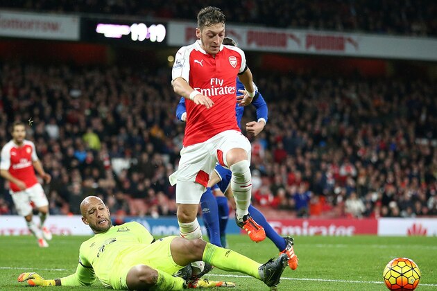 Everton's US goalkeeper Tim Howard (Below) kicks the ball away as Arsenal's German midfielder Mesut Ozil challenges during the English Premier League football match between Arsenal and Everton at the Emirates Stadium in London on October 24, 2015. AFP PHOTO / JUSTIN TALLIS

RESTRICTED TO EDITORIAL USE. No use with unauthorized audio, video, data, fixture lists, club/league logos or 'live' services. Online in-match use limited to 75 images, no video emulation. No use in betting, games or single club/league/player publications.        (Photo credit should read JUSTIN TALLIS/AFP/Getty Images)