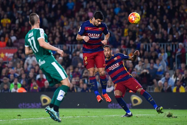 BARCELONA, SPAIN - OCTOBER 25:  Luis Suarez of FC Barcelona scores the opening goal during the La Liga match between FC Barcelona and SD Eibar at Camp Nou on October 25, 2015 in Barcelona, Spain.  (Photo by David Ramos/Getty Images)
