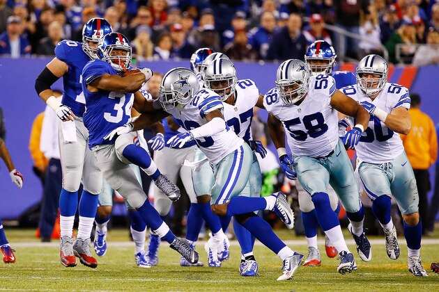 EAST RUTHERFORD, NJ - OCTOBER 25:  Shane Vereen #34 of the New York Giants is pursued by the Dallas Cowboys defense during the third quarter at MetLife Stadium on October 25, 2015 in East Rutherford, New Jersey. The New York Giants defeated the Dallas Cowboys 27-20. (Photo by Al Bello/Getty Images)