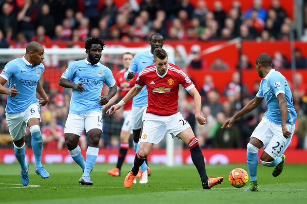MANCHESTER, ENGLAND - OCTOBER 25: Morgan Schneiderlin of Manchester United controls the ball among Manchester City defense during the Barclays Premier League match between Manchester United and Manchester City at Old Trafford on October 25, 2015 in Manchester, England.  (Photo by Michael Regan/Getty Images)